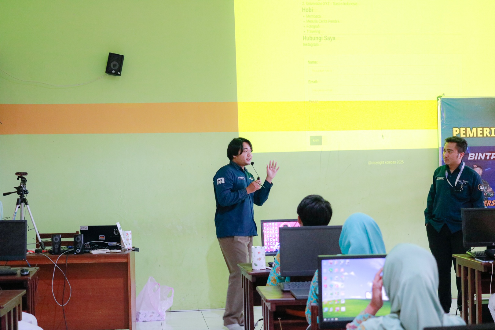 Penjelasan materi pelatihan kepada siswa SMK Negeri 2 Semarang